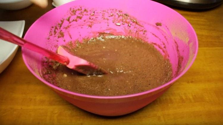 Smícháme složky, přidáme do nich mléko a znovu promícháme.