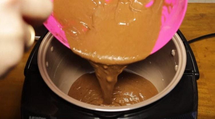 Promažte misku s několika másly kouskem másla a do ní nalijte těsto.