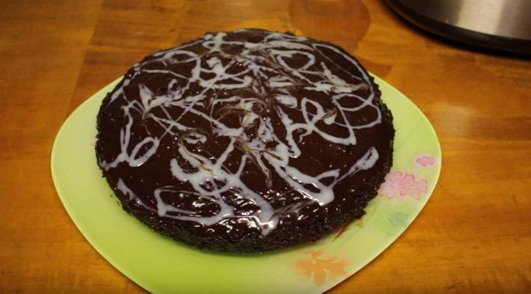 Takový čokoládový muffin, vařený v pomalém hrnci, může být navíc ozdoben kondenzovaným mlékem, ovocem, ořechy.