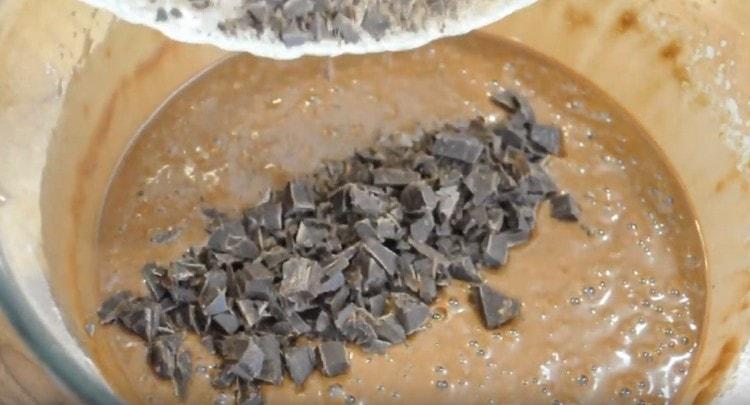 Agregue trozos de chocolate a la masa.