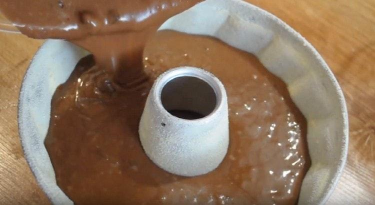 Vierte la masa en una fuente para horno engrasada y espolvoreada con harina.