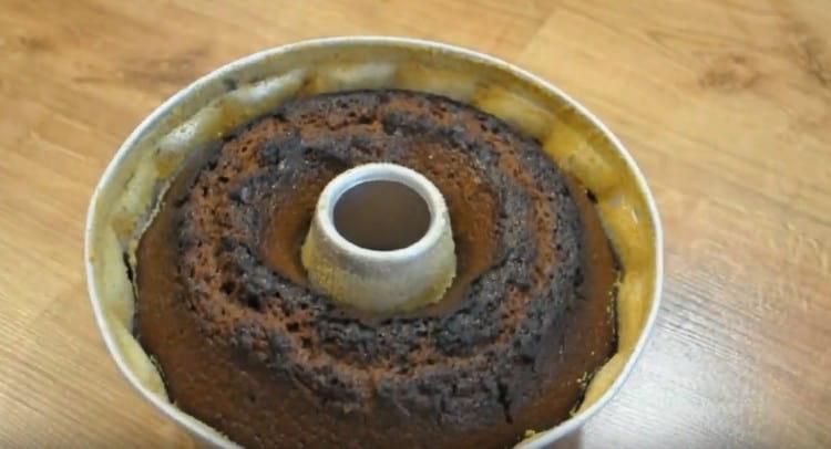 Hornea un pastelito en el horno.