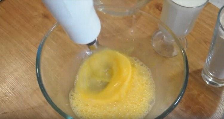 Batir los huevos con una pizca de sal.