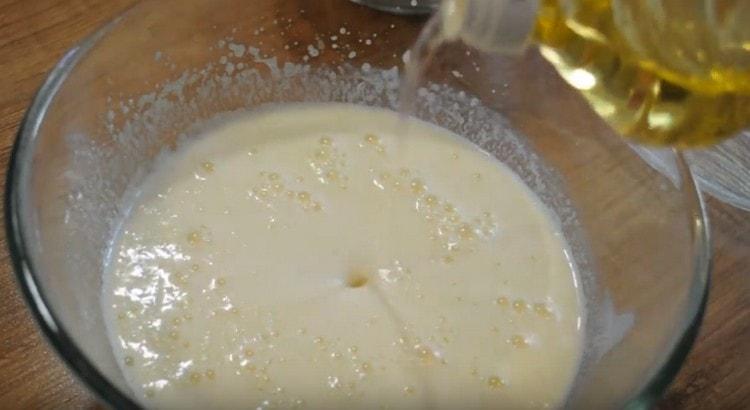 Agregue aceite vegetal a la masa.
