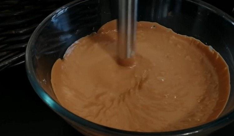 Nous interrompons la masse avec un mélangeur jusqu'à consistance lisse.