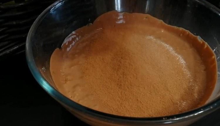 Ajoutez plus de cacao et d’amidon au caillé et à la masse de chocolat.