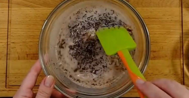 Mélanger le chocolat avec le lait jusqu'à consistance lisse.