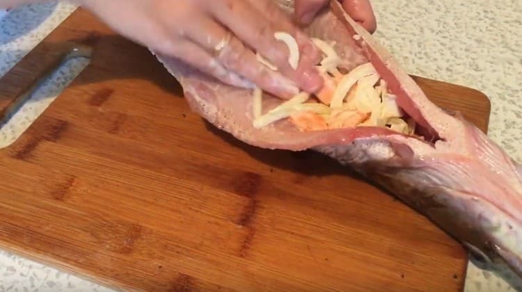 С останалите зеленчуци пълним корема на щуката.