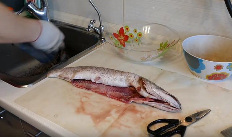 Почистете щуката от люспите, изплакнете, изкормете.