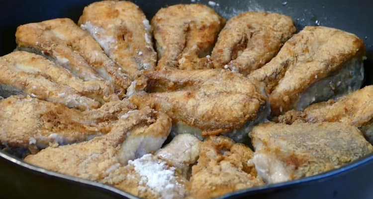 Завъртете всяко парче от другата страна.