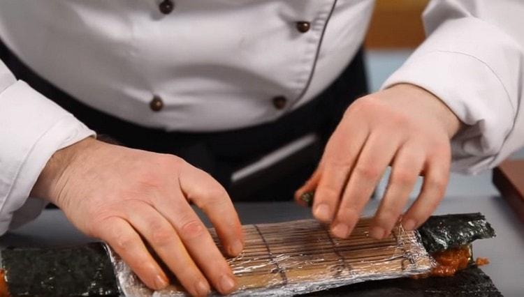 Внимателно завъртете рулото.