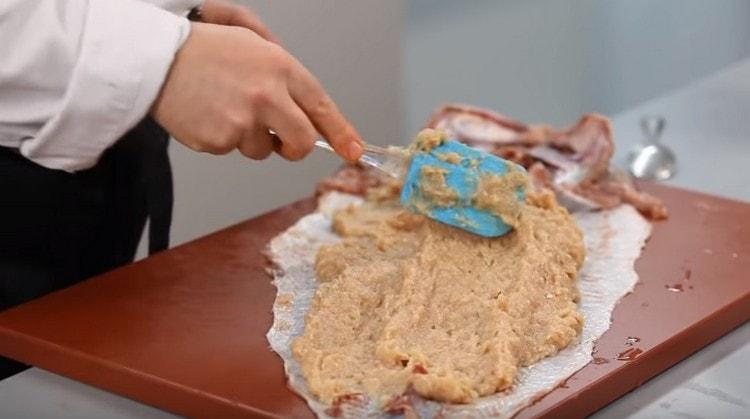 Останалата част от плънката се разпределя равномерно върху кожата на щуката.