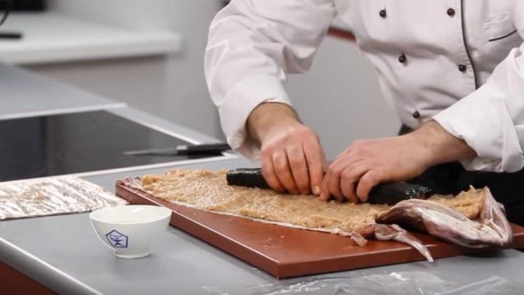 Разпределяме рулото отгоре върху плънката.