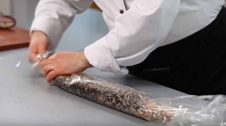 Сгъваме ръкава много плътно, фиксираме връхчетата.