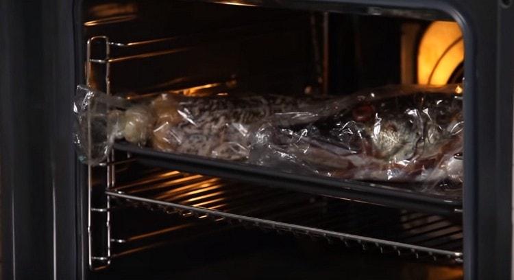 Сложете щуката във фурната.