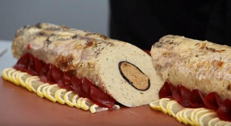 Такава пълнена щука, изпечена във фурната, определено ще привлече вниманието по време на пир.