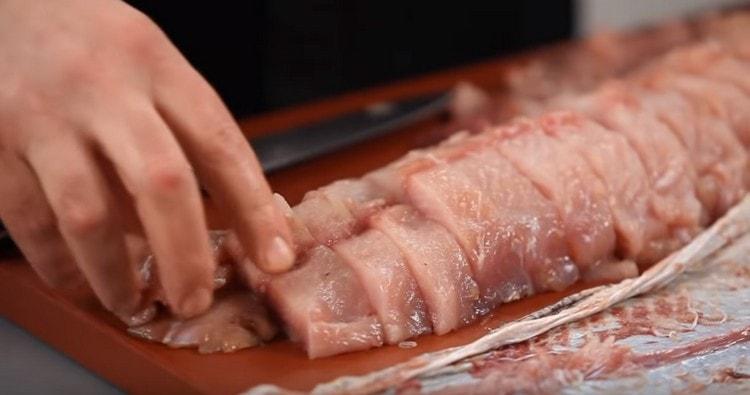 Полученото филе се нарязва на парчета.