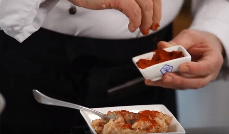 След като отделите около 10% от каймата, добавете към нея сладка червена чушка.