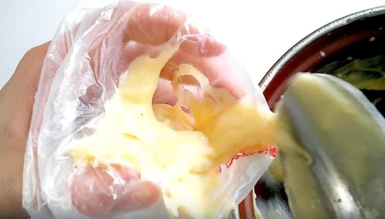 Canviem la crema refredada en una bossa de pastisseria.