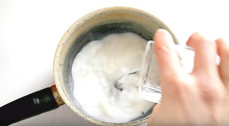 En una estufa combinem la llet amb l’aigua.