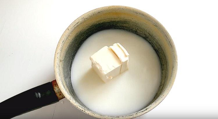 Poseu la mantega en una barreja d’aigua i llet.