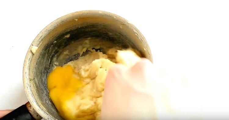 En una massa lleugerament refredada, afegiu-hi 3 ous alhora.