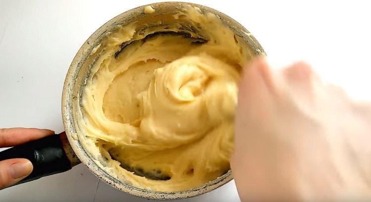 Barregem la massa, ha de resultar espessa i viscosa.