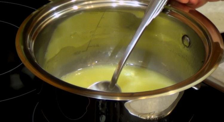 Colocamos a massa no fogo e fervemos até engrossar.