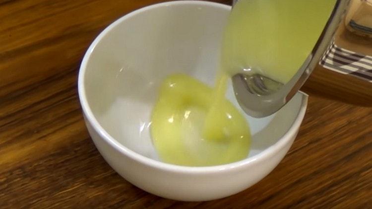 Despeje a calda pronta em outro recipiente e alface.