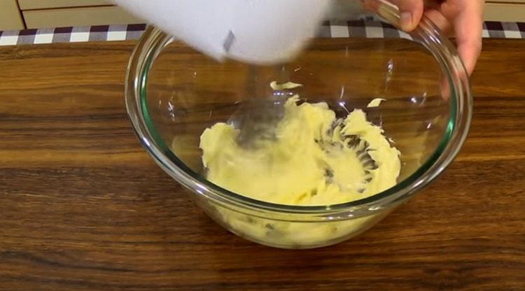 Bata a manteiga amolecida.