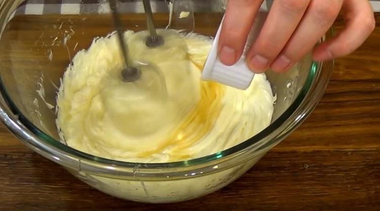 No final, adicione um pouco de conhaque ao creme.