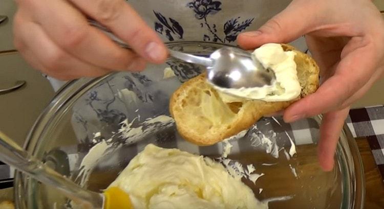 Cortamos os doces ao meio e enchemos com creme.