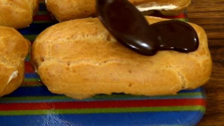 Unte os bolos com creme de chocolate.