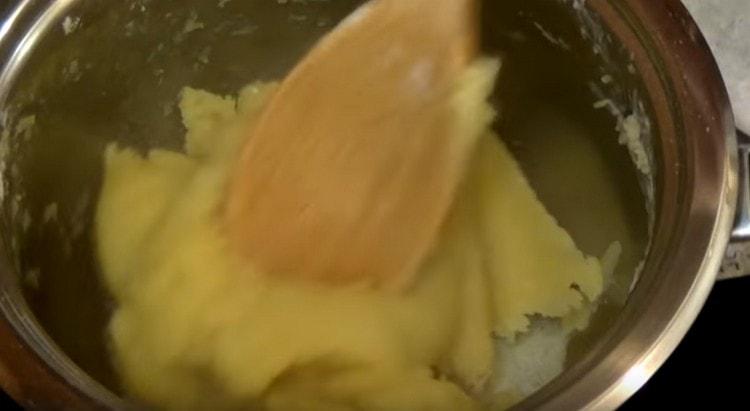 Mexa a massa até que restem vestígios nas paredes da louça.