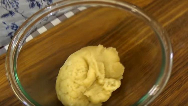 Coloque a massa em uma tigela e deixe esfriar um pouco.