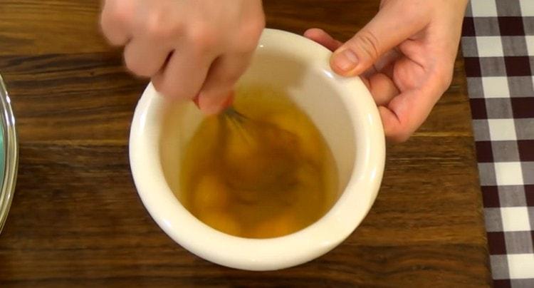 Separadamente, bata os ovos com um batedor.