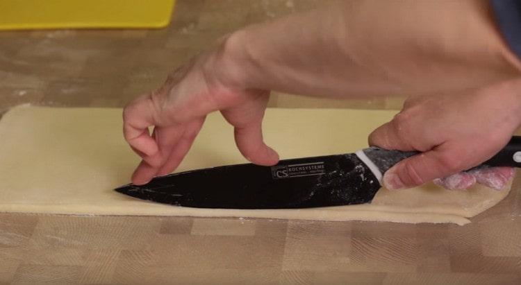 Cortamos los bordes irregulares de la masa, formando un rectángulo.