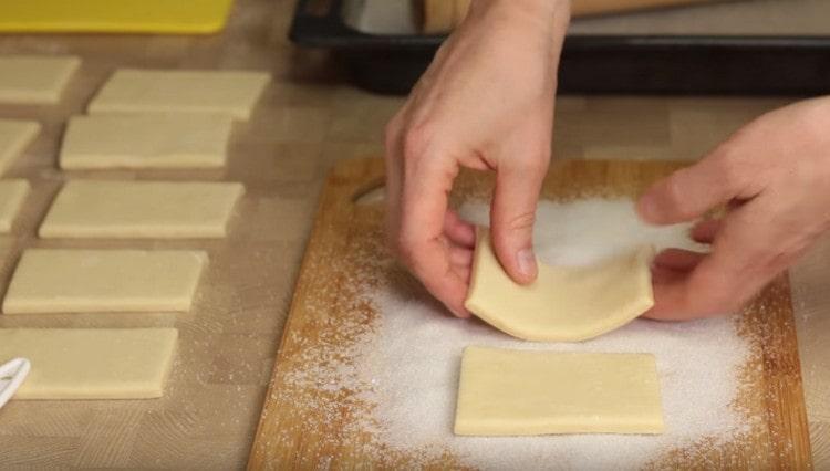 Extendemos los blancos sobre la harina espolvoreada con azúcar.