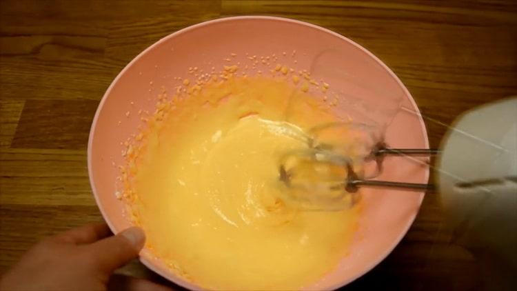 מערבבים את החומרים להכנת מאפין כתום