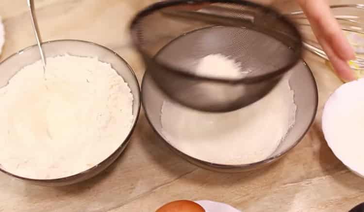 Pentru a face prăjitura portocalie, adăugați făină