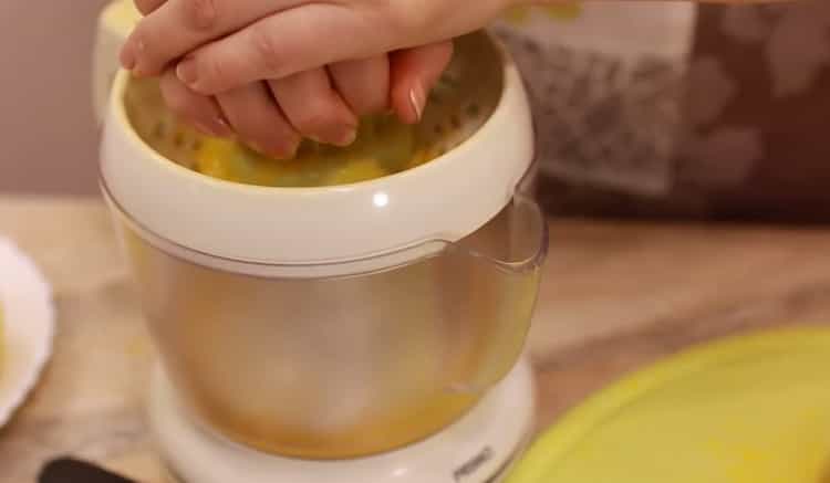 Pentru a face un tort de portocale, strecurați sucul