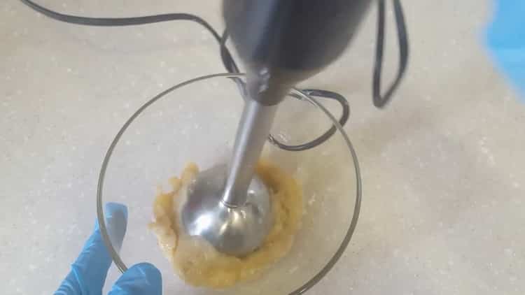 Para preparar pastelitos de plátano, prepare los ingredientes.