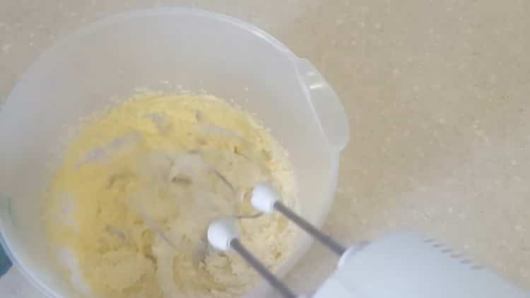 Para hacer pastelitos de plátano, prepare una crema