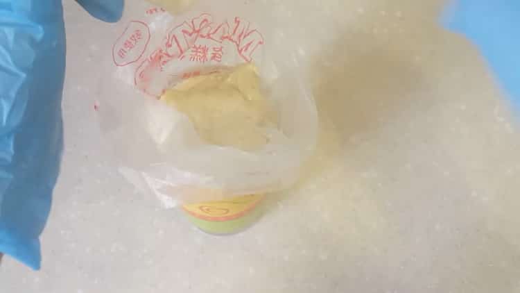 Para preparar pastelitos de plátano, prepare los ingredientes para la crema.