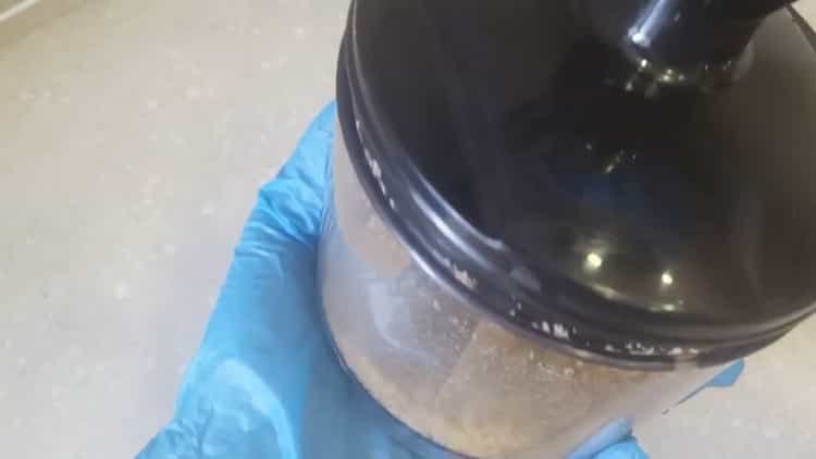 Moler los ingredientes para hacer pastelitos de plátano.