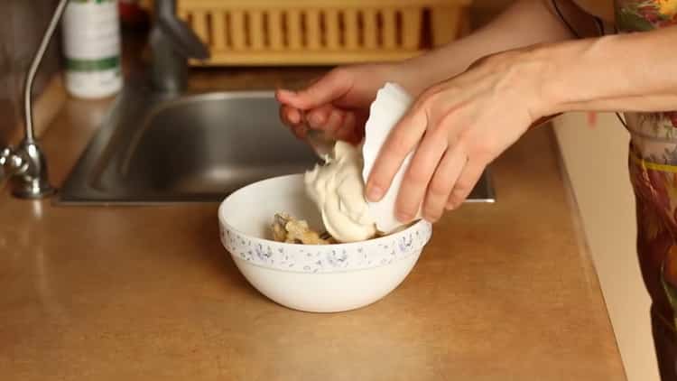 Pour faire un gâteau au fromage à la banane, mélangez les bananes avec du fromage
