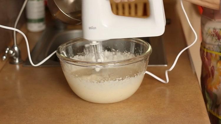 Pour faire un gâteau au fromage à la banane, combinez et fouettez les ingrédients de la garniture.