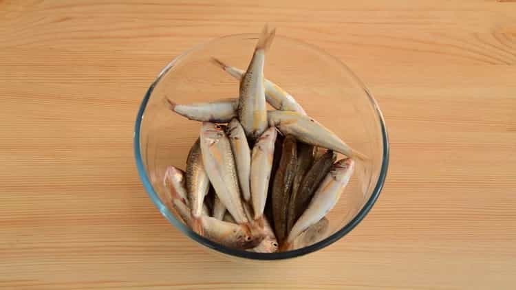 Salar el pescado para hacer salmonete