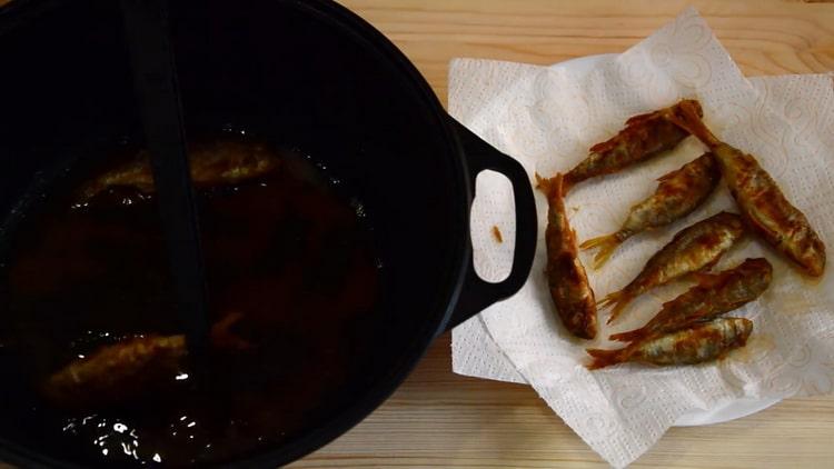 Eliminar el exceso de grasa para hacer salmonete