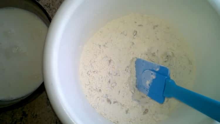 Bereiten Sie die Zutaten zu, um hefefreies Brot in einem Slow Cooker zuzubereiten